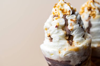 Dondurma renkli bir arkaplanda yakın plan bir konide.