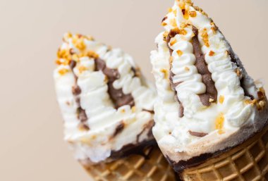 Dondurma renkli bir arkaplanda yakın plan bir konide.