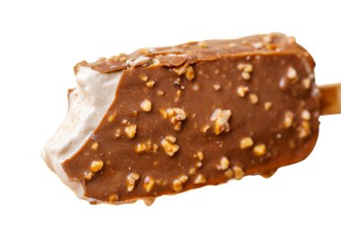 Çubukta çikolatalı dondurma. Beyaz arka planda izole edilmiş.