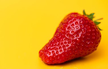 Çilekler arka planda kalır.