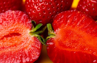 Çilekler arka planda kalır.