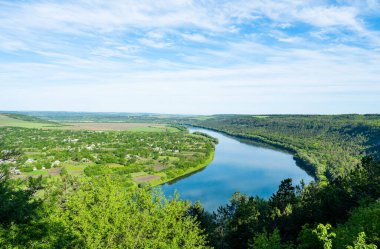 Güneşli bir günde Dinyester nehrinin manzarası