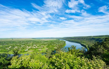 Güneşli bir günde Dinyester nehrinin manzarası