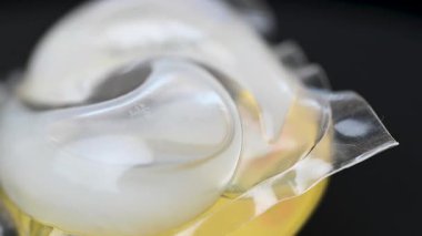 Siyah arkaplanda yıkama kapsülleri videosu