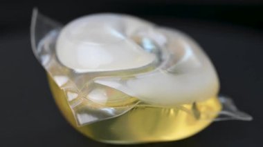 Siyah arkaplanda yıkama kapsülleri videosu