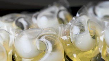 Siyah arkaplanda yıkama kapsülleri videosu