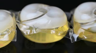 Siyah arkaplanda yıkama kapsülleri videosu