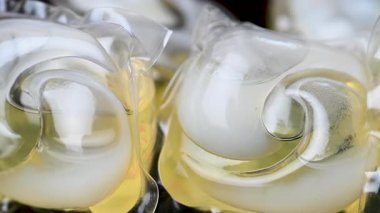 Siyah arkaplanda yıkama kapsülleri videosu