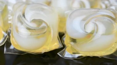 Siyah arkaplanda yıkama kapsülleri videosu