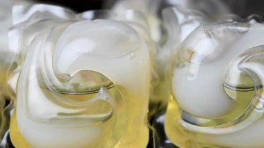 Siyah arkaplanda yıkama kapsülleri videosu