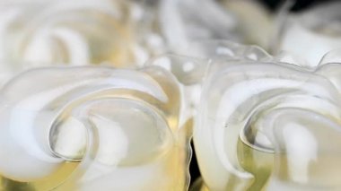 Siyah arkaplanda yıkama kapsülleri videosu