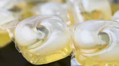 Siyah arkaplanda yıkama kapsülleri videosu