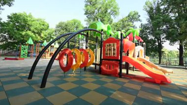 Yaz oyunları için çocuk oyun parkının videosu