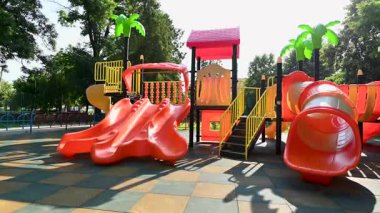 Yaz oyunları için çocuk oyun parkının videosu