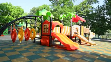 Yaz oyunları için çocuk oyun parkının videosu