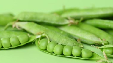 açık yeşil arkaplanda yeşil bezelye kabukları