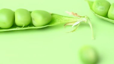 açık yeşil arkaplanda yeşil bezelye kabukları