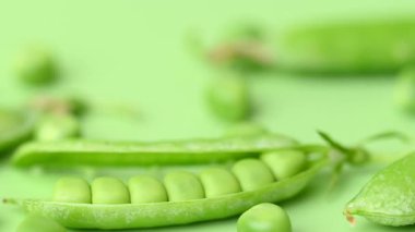 açık yeşil arkaplanda yeşil bezelye kabukları