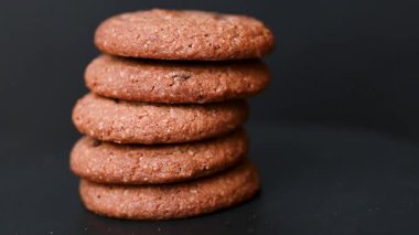 Siyah arkaplanda tereyağlı kurabiye videosu