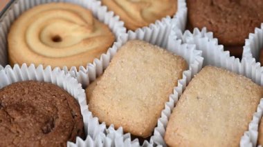 Siyah arkaplanda tereyağlı kurabiye videosu