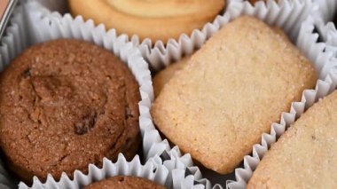 Siyah arkaplanda tereyağlı kurabiye videosu