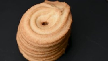 Siyah arkaplanda tereyağlı kurabiye videosu