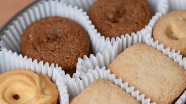 Siyah arkaplanda tereyağlı kurabiye videosu