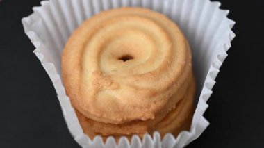 Siyah arkaplanda tereyağlı kurabiye videosu