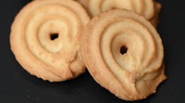 Siyah arkaplanda tereyağlı kurabiye videosu