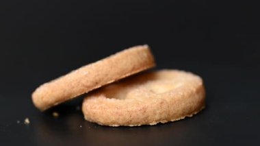 Siyah arkaplanda tereyağlı kurabiye videosu