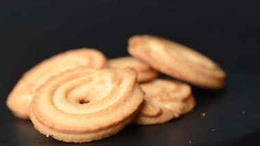 Siyah arkaplanda tereyağlı kurabiye videosu