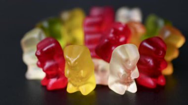 Video sakızlı meyve ayıları yaklaşıyor.