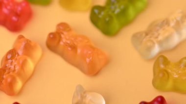 Video sakızlı meyve ayıları yaklaşıyor.