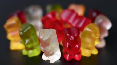 Video sakızlı meyve ayıları yaklaşıyor.