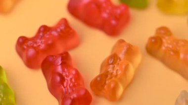 Video sakızlı meyve ayıları yaklaşıyor.