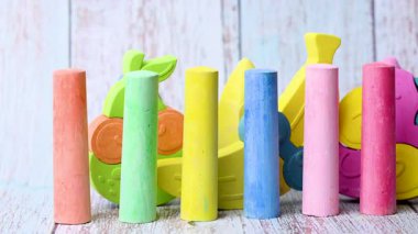 Stüdyodaki farklı renkli boya kalemlerinin videosu.