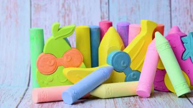 Stüdyodaki farklı renkli boya kalemlerinin videosu.