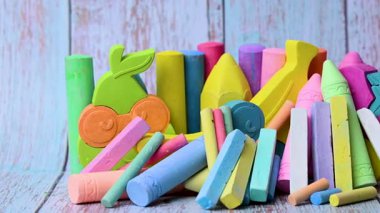 Stüdyodaki farklı renkli boya kalemlerinin videosu.