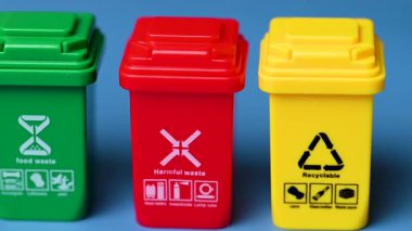 Çöp kutularının kapatıldığı video