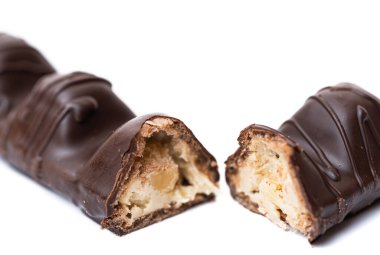 Beyaz arka planda fındıklı çikolata