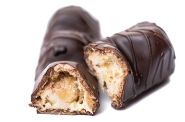 Beyaz arka planda fındıklı çikolata