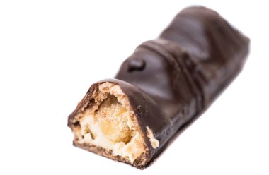 Beyaz arka planda fındıklı çikolata