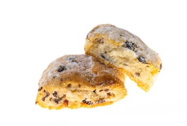 Badem ezmesi kurabiyeleri beyaz arkaplanda izole