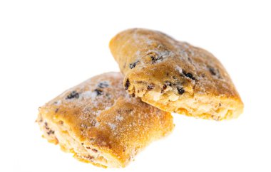 Badem ezmesi kurabiyeleri beyaz arkaplanda izole