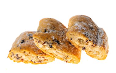 Badem ezmesi kurabiyeleri beyaz arkaplanda izole