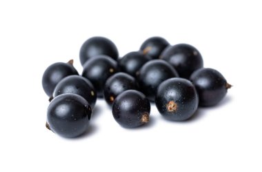 Beyaz arkaplanda siyah frenk üzümü