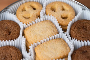 Tereyağlı kurabiyeler siyah arkaplanda izole