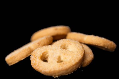 Tereyağlı kurabiyeler siyah arkaplanda izole