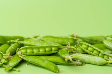 açık yeşil arkaplanda yeşil bezelyeler
