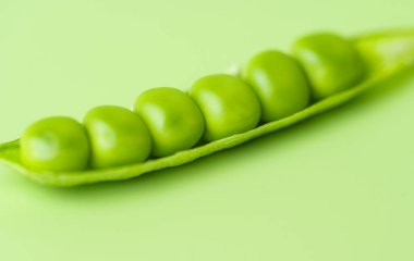 açık yeşil arkaplanda yeşil bezelyeler